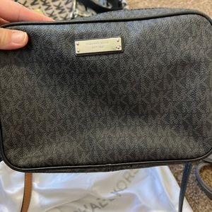 Super cute Michael Kors crossbody